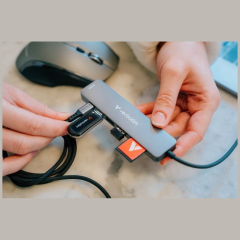 Adapter Hub Verbatim HDMI/USB-C 3.2/USB-C/2xUSB-A 3.2/SD/microSD aluminiowy 32158