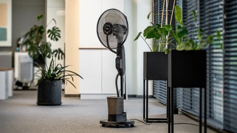 Wentylator stojący z funkcą mgiełki
