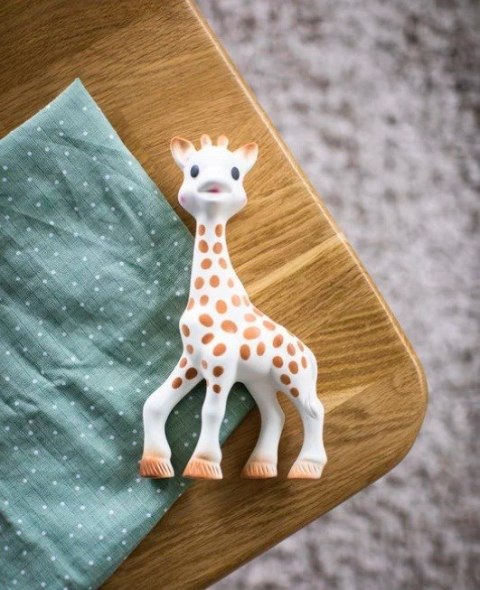 Zestaw prezent. Żyrafa Sophie z gryzakiem na kółku 000013