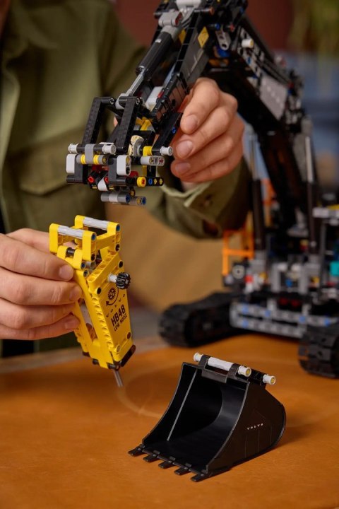 LEGO TECHNIC 42215 Koparka Volvo EC500 Hybrid