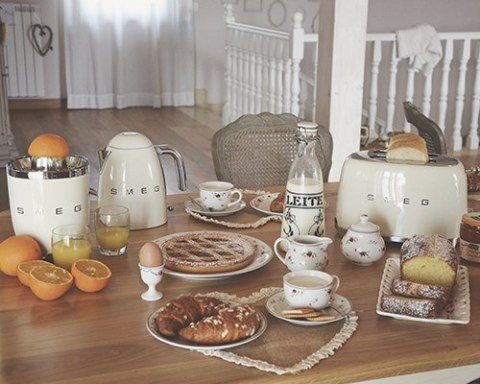 Toster Smeg TSF01CREU 2 kaw. 950W Kremowy